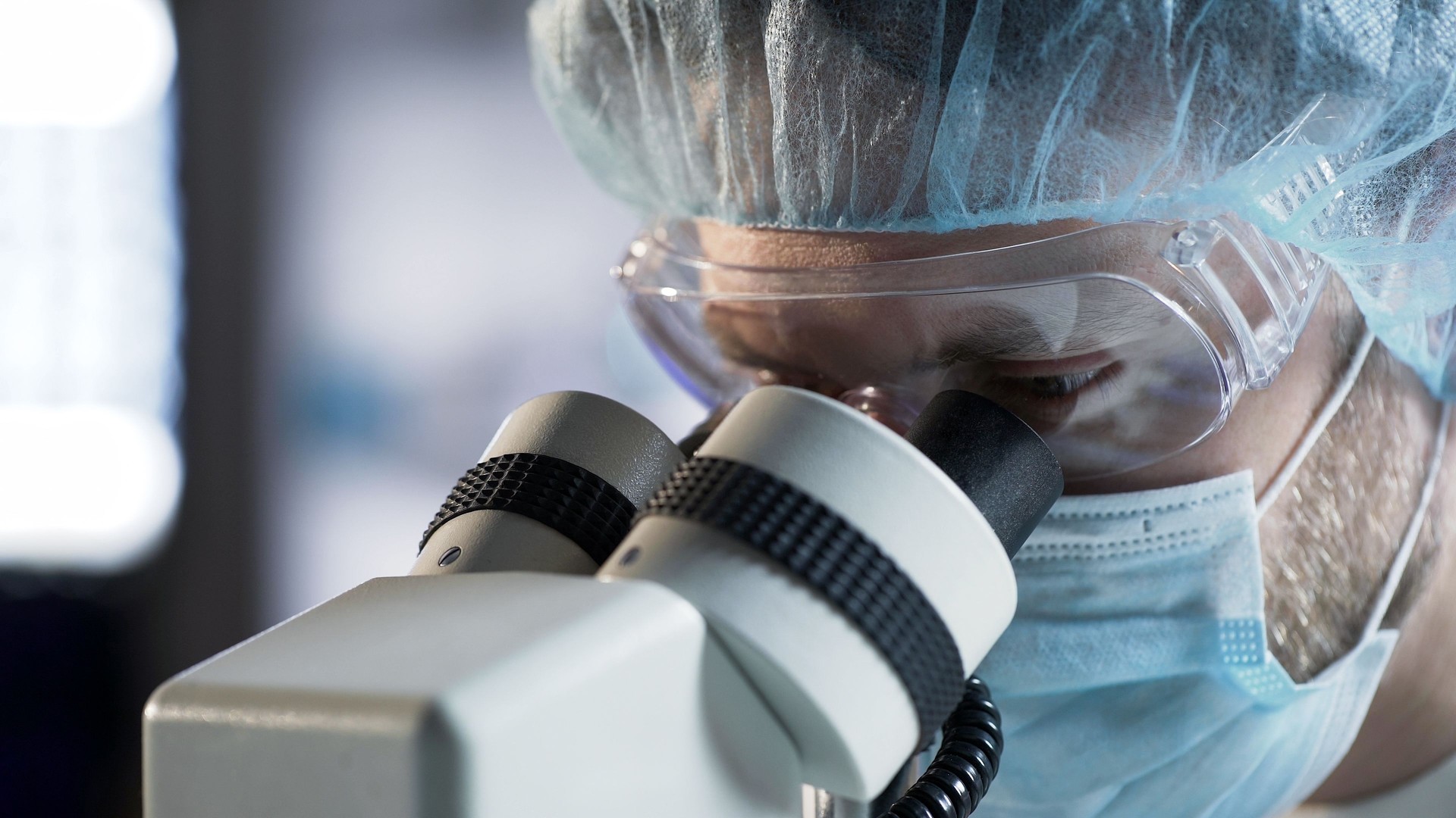 Cirujano realiza procedimiento complicado con equipamiento moderno, profesional de la salud